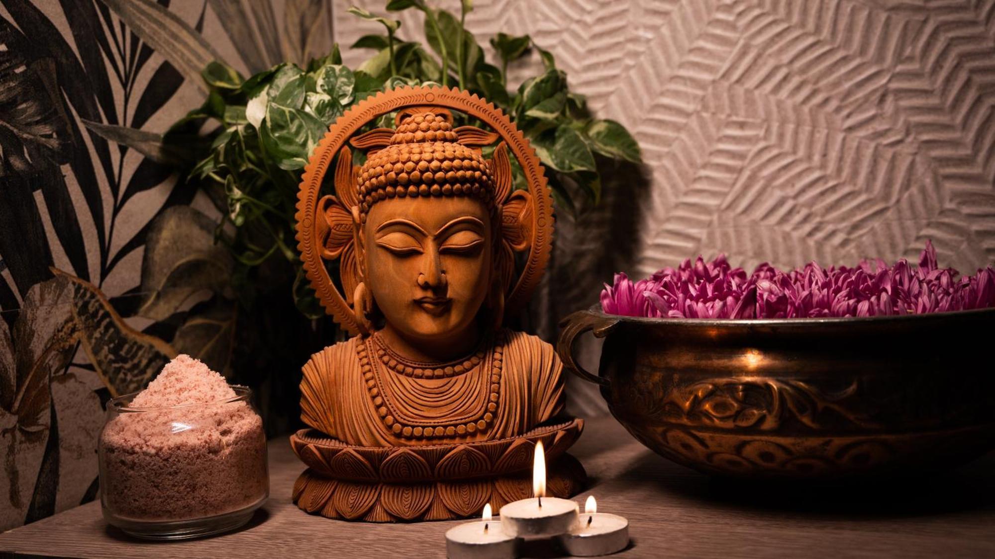 Holiday Inn New Delhi Aerocity By Ihg Exterior foto A statue of the Buddha