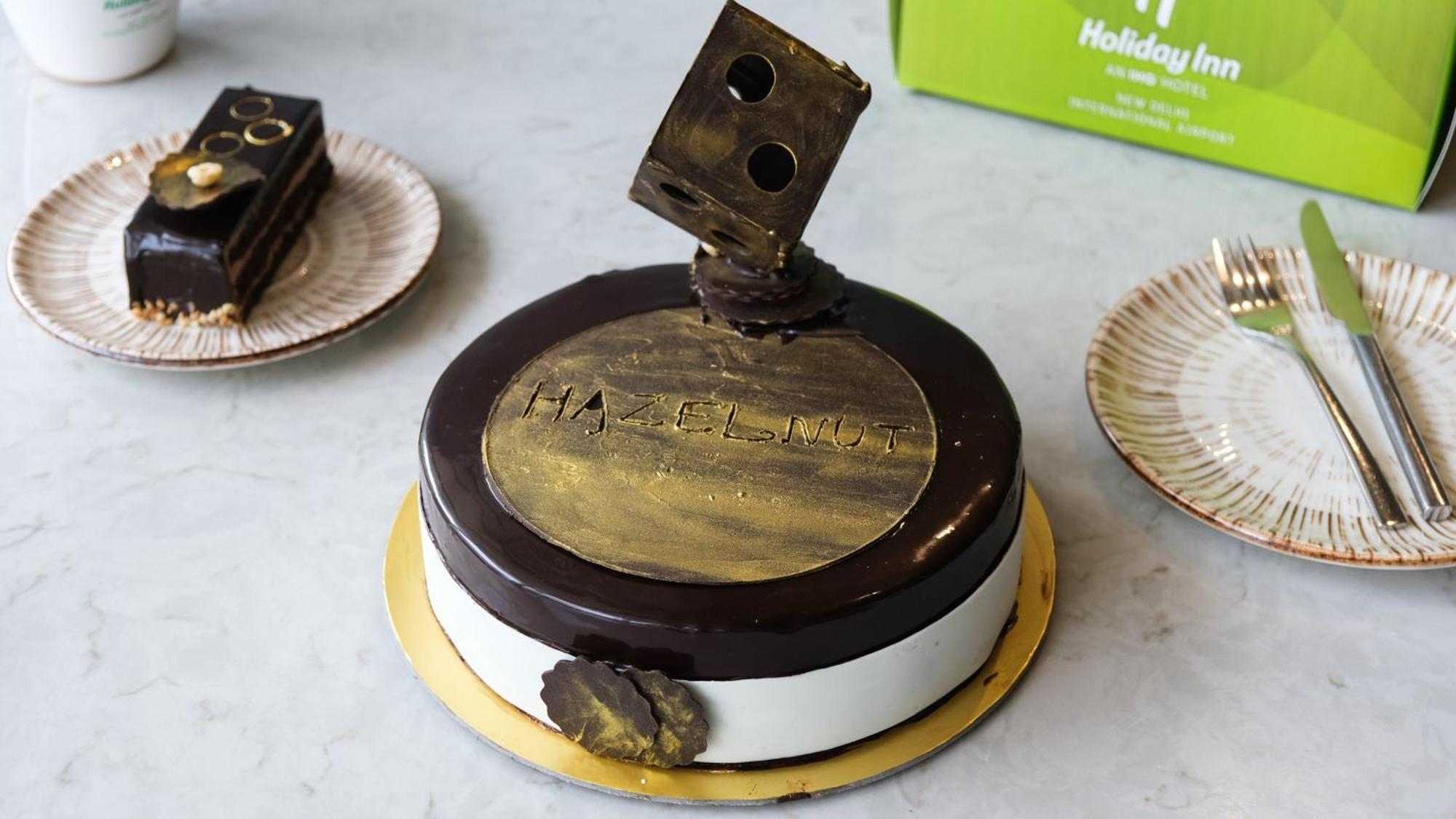 Holiday Inn New Delhi Aerocity By Ihg Exterior foto A cake from Holiday Inn
