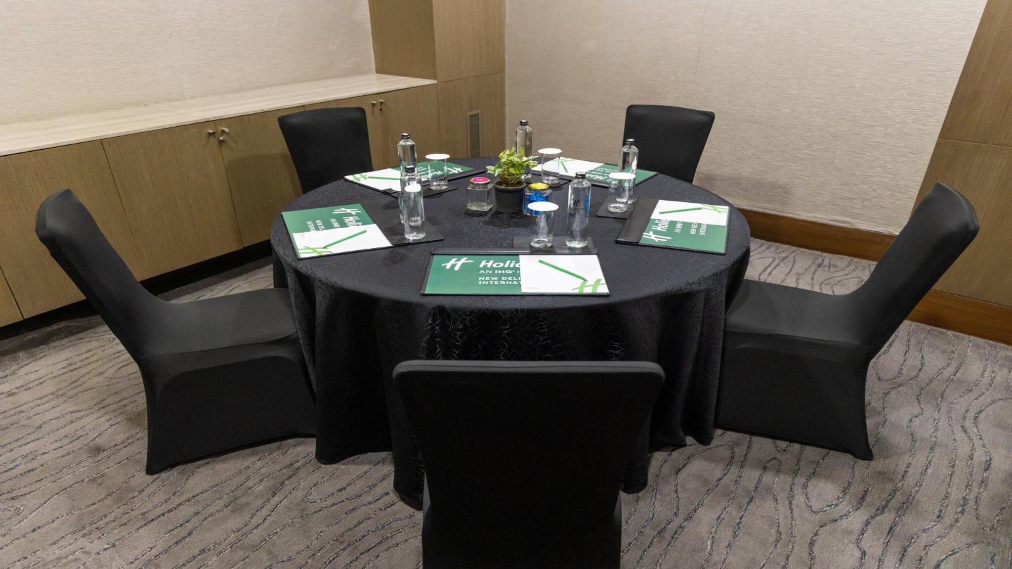 Holiday Inn New Delhi Aerocity By Ihg Exterior foto A meeting room at a hotel